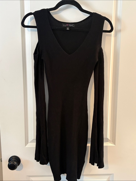 Lu nyc Dresses & Skirts - LU*NYC Black Ribbed Cold-Shoulder V-Neck Long Sleeve knit Dress flare sleeve